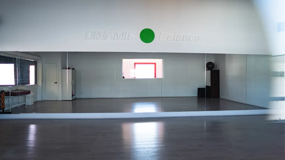 Sala Balance amb parquet i miralls