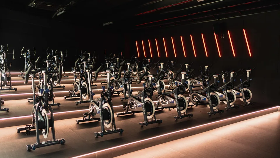 Files de bicicletes a la sala Cycling