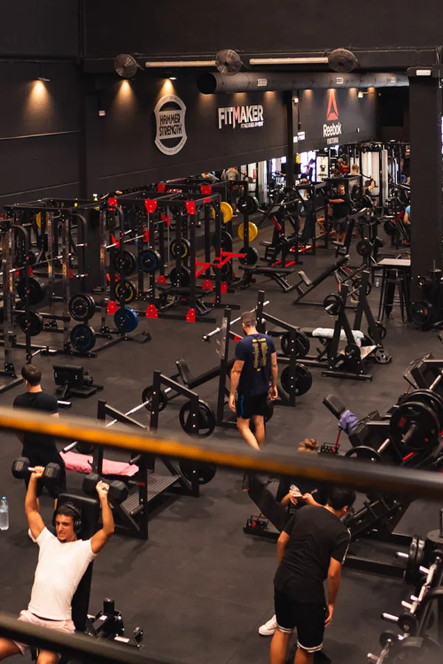 Sòcies i socis entrenant a la sala de força