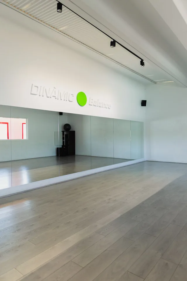 Sala Balance, lluminosa i amb parquet